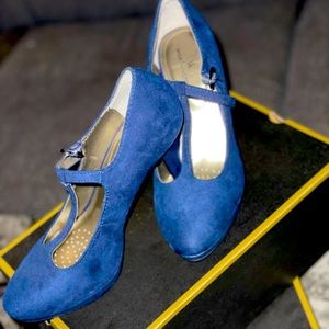 Black and blue velvet high heels